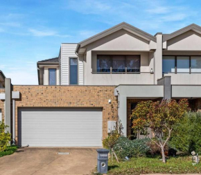 4Br golf Townhouse in POINT COOK